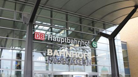 Eingang zum Hauptbahnhof in Potsdam.