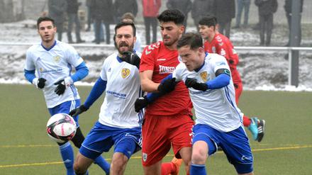 Durchgesetzt. Ahmet Sagat wurde in die Zange genommen, ließ sich mit dem SVB aber nicht von Luckenwalde stoppen.