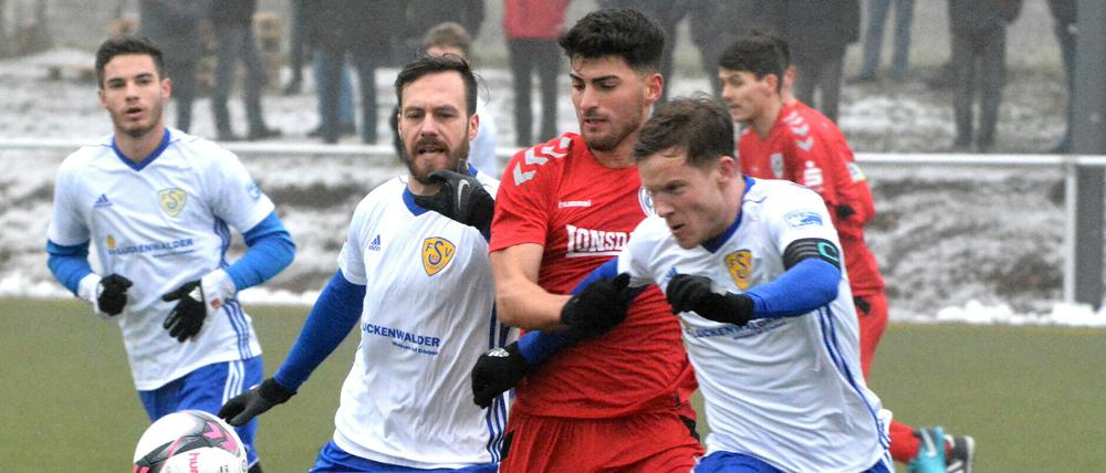 Durchgesetzt. Ahmet Sagat wurde in die Zange genommen, ließ sich mit dem SVB aber nicht von Luckenwalde stoppen.