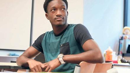 Als Gregory nach Potsdam kam, dachte er, der Unterricht wäre auf Englisch – und war entsetzt, dass er erstmal Deutsch lernen musste.Doch Willkommenslehrerin Kerstin Richter half ihm dabei. „Sie ist eine coole Lehrerin“, sagt Gregory heute.