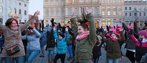 So wie 2018 soll auch heute auf dem Alten Markt in Potsdam getanzt werden. Der Grund ist aber eigentlich kein fröhlicher: Die internationale Kampagne "One Billion Rising 2018" richtet sich gegen Gewalt an Frauen und Mädchen.