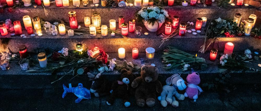 Kerzen, Blumen und Stofftiere wurden auf den Stufen zum Eingang der Hausotter-Grundschule in Reinickendorf abgelegt.