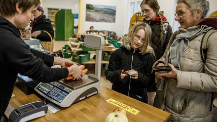Mathe in einem Lebensmittelgeschäft: Angela Schickhoff (r.) mit ihren Töchtern Dori und Anni.
