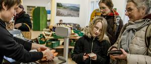 Mathe in einem Lebensmittelgeschäft: Angela Schickhoff (r.) mit ihren Töchtern Dori und Anni.