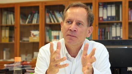Georg Ebersbach leitet seit 20 Jahren die Klinik in den Beelitzer Heilstätten.
