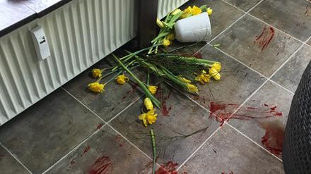 Das verletzte Wildschwein schmiss im dem Salon Flaschen, Rollwagen und Pflanzen um und blutete alles voll.