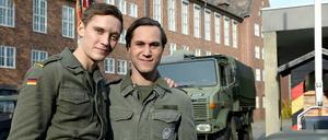 Erfolg in Serie. Jonas Nay (l.) und Ludwig Trepte am Rande der Dreharbeiten für "Deutschland 83" in Potsdam.
