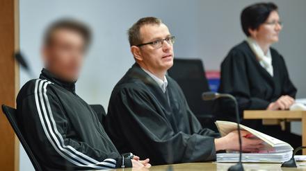 Der Angeklagte (links) sitzt während der erstinstanzlichen Verhandlung am Landgericht neben seinem Anwalt Stefan Böhme.