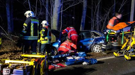 Ein Auto überschlug sich, ein anderes prallte gegen einen Baum.