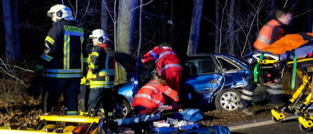 Ein Auto überschlug sich, ein anderes prallte gegen einen Baum.