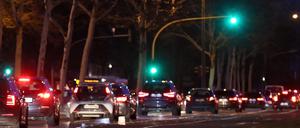 Geduldsprobe für Autofahrer auf der Neuendorfer Straße. Die L40 war am Montagmittag stadteinwärts gesperrt, der Verkehr wurde umgeleitet.