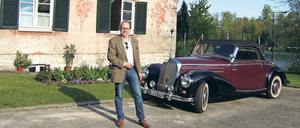 Investor Michael Linckersdorff vor einem der Doppelhäuser in der Schleusensiedlung.