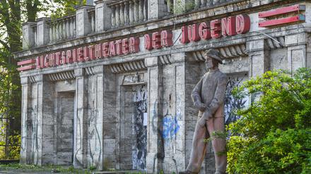 Inzwischen ist das Dach kaputt, sind die beschmierten Mauern feucht und die Fenster eingeschlagen