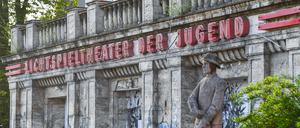 Inzwischen ist das Dach kaputt, sind die beschmierten Mauern feucht und die Fenster eingeschlagen