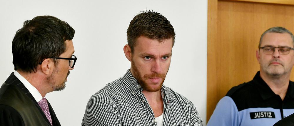 In einem ersten Verfahren wurde Maik Schneider wegen Brandstiftung und anderer Delikte zu neuneinhalb Jahren Haft verurteilt.