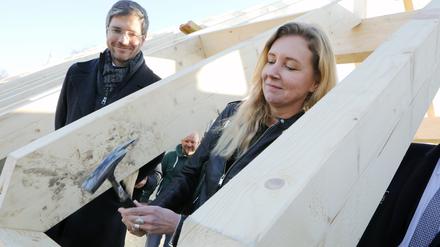 Designerin Jette Joop und Oberbürgermeister Mike Schubert beim Richtfest am Donnerstag