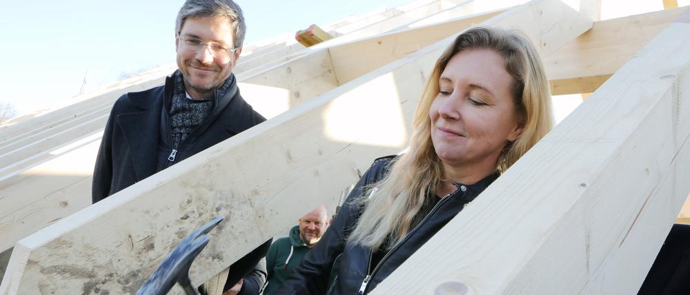 Designerin Jette Joop und Oberbürgermeister Mike Schubert beim Richtfest am Donnerstag