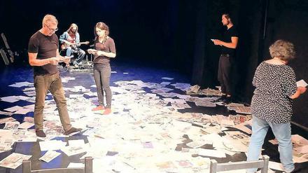 Eskalation auf der Bühne. Die Darsteller verlesen auch Hassparolen.