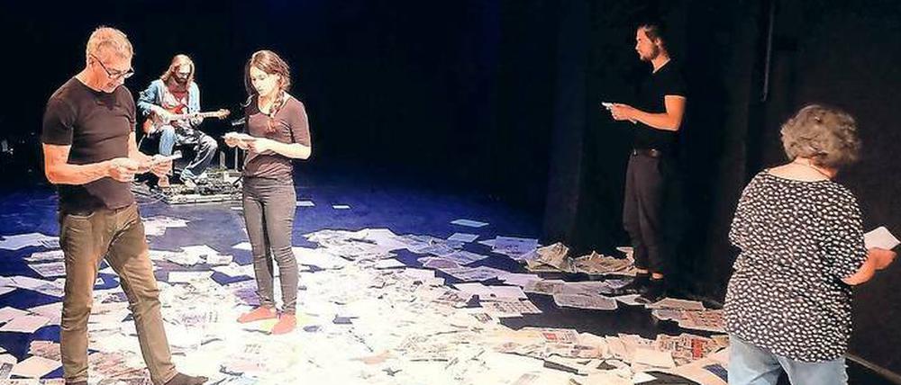 Eskalation auf der Bühne. Die Darsteller verlesen auch Hassparolen.