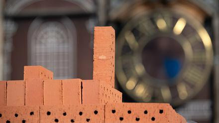 Am Montag wurden feierlich die ersten Ziegel für den Garnisonkirchturm vermauert.