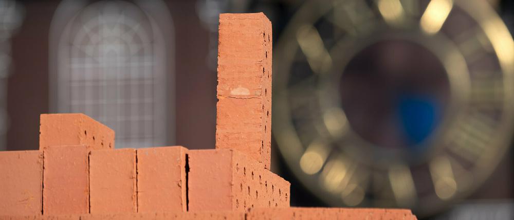Am Montag wurden feierlich die ersten Ziegel für den Garnisonkirchturm vermauert.