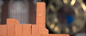 Am Montag wurden feierlich die ersten Ziegel für den Garnisonkirchturm vermauert.