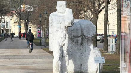Seit 1994 steht es auf der Schopenhauer Straße: Werner Stötzers Skulpturenpaar „Toleranz“.