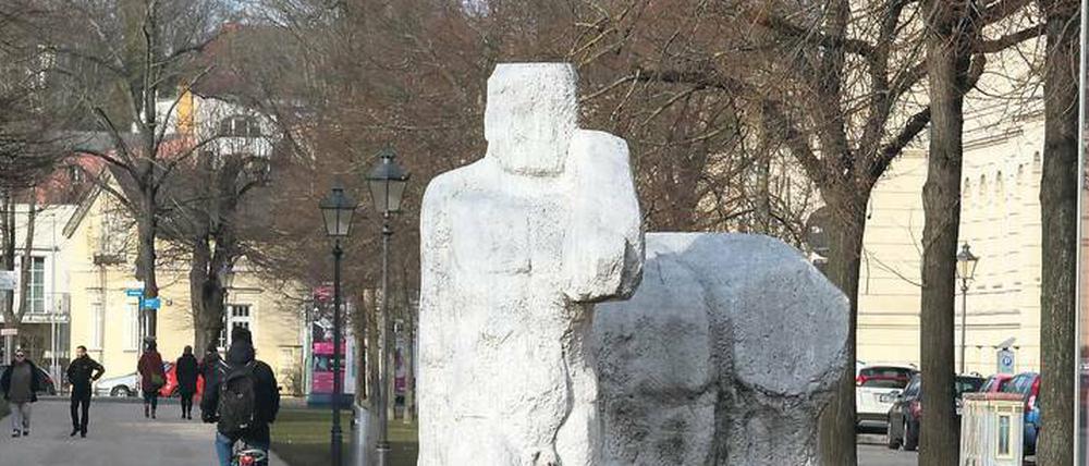 Seit 1994 steht es auf der Schopenhauer Straße: Werner Stötzers Skulpturenpaar „Toleranz“.