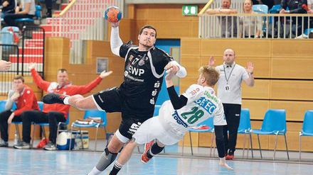 Aus dem Weg. Seine 1,94 Meter Körpergröße und 107 Kilogramm Gewicht weiß Rolando Urios Gonzales als Kreisläufer sehr gut ein.