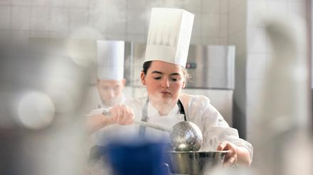 Köche sollten außerdem pünktlich und verantwortungsbewusst sein – und natürlich leidenschaftlich gern kochen.