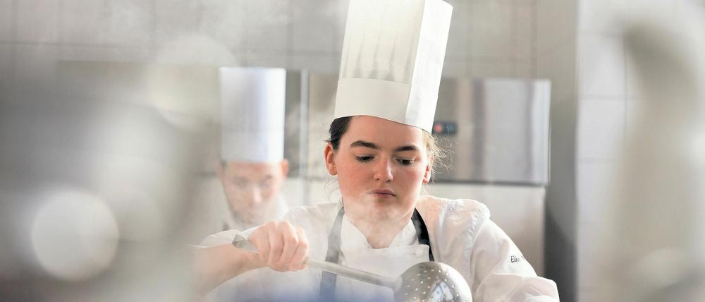 Köche sollten außerdem pünktlich und verantwortungsbewusst sein – und natürlich leidenschaftlich gern kochen.