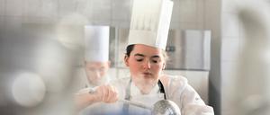 Köche sollten außerdem pünktlich und verantwortungsbewusst sein – und natürlich leidenschaftlich gern kochen.