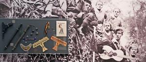 Pistolen, Schlagstöcke und Gitarre. Die Schau thematisiert gegensätzliche Bewegungen in den 1920er-Jahren.