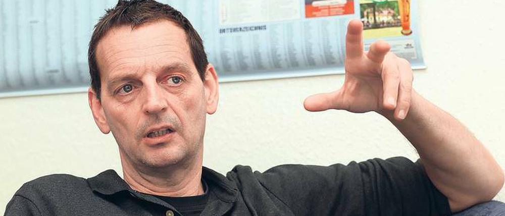 Martin Bindemann erforscht mit seiner Projektgruppe Stolpersteine das Schicksal von Opfern des Nationalsozialismus. 2008 wurde der erste Stolperstein verlegt.