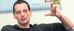 Martin Bindemann erforscht mit seiner Projektgruppe Stolpersteine das Schicksal von Opfern des Nationalsozialismus. 2008 wurde der erste Stolperstein verlegt.