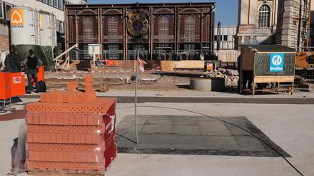 Für den Garnisonkirchturm wurden die ersten Ziegel vermauert. 