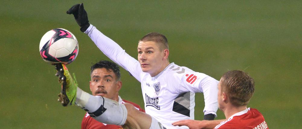 Der die Gegner austanzt. Manuel Hoffmann (M.) gilt als einer der besten Offensivspieler der Regionalliga Nordost.