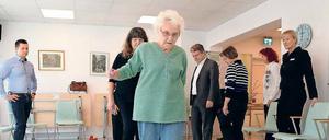 Mithilfe einer sogenannten Koordinationsleiter wird im Stahnsdorfer Seniorentreff Bewegungssicherheit eingeübt. Auch Bürgermeister Bernd Albers (BfB, 3.v.l.) probierte sich am Freitag darin aus.