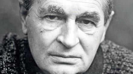 Peter Huchel, eindrucksvoll fotografiert von seinem Stiefsohn Roger Melis 1965 in Wilhelmshorst. 