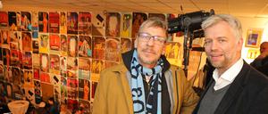 Der Potsdamer Künstler Rayk Goetze, hier mit Poetenpack-Leiter Andreas Hueck (r.), stellt seine Plakate aus.