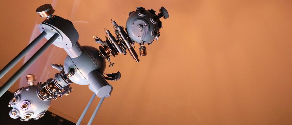 Ein Sternenprojektor im Potsdamer Urania-Planetarium.