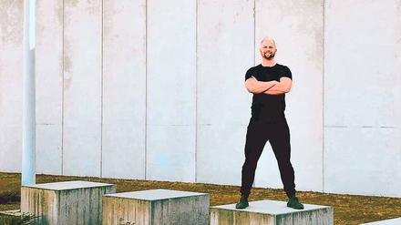 Starke Muskeln vor dicken Wänden. Vier Monate gab der Potsdamer Nils Gumlich Trainingseinheiten für Häftlinge in Großbeeren.