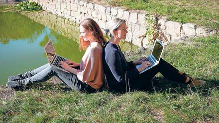Eine der Gründerinnen der Digitalschmiede „Coconat“, Iris Wolfer, und Franka Kohler (r.), die ein Existenzgründerprogramm im Fläming leitet, sind vom Landleben überzeugt. Zuvor haben sie jahrelang in großen Städten gelebt, auf dem Land fehlt ihnen bisher nichts.