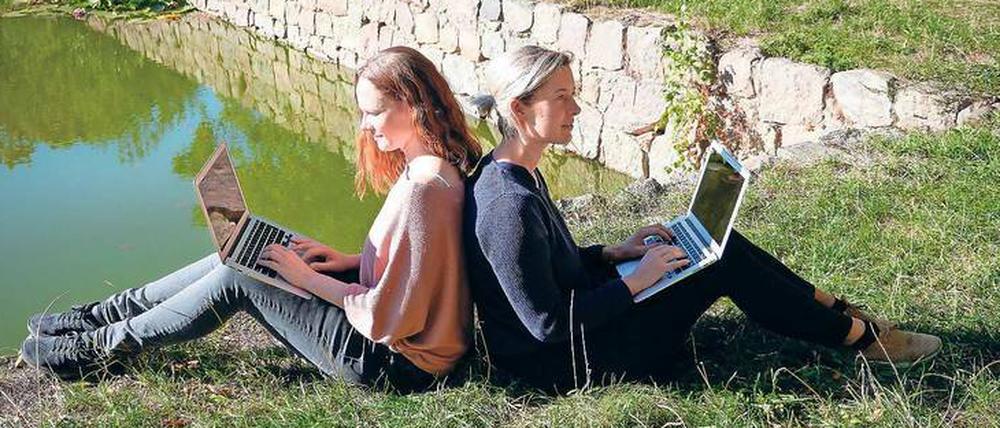 Eine der Gründerinnen der Digitalschmiede „Coconat“, Iris Wolfer, und Franka Kohler (r.), die ein Existenzgründerprogramm im Fläming leitet, sind vom Landleben überzeugt. Zuvor haben sie jahrelang in großen Städten gelebt, auf dem Land fehlt ihnen bisher nichts.