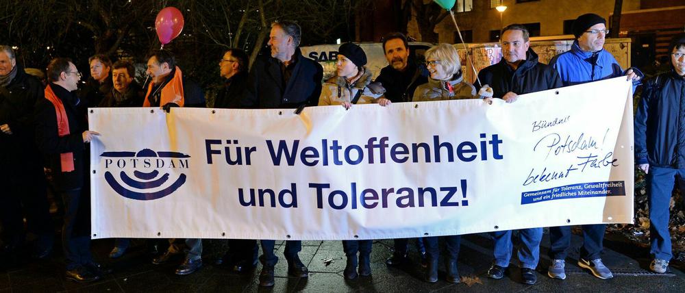 Ein Banner des Bündnisses "Potsdam bekennt Farbe" - bei einer Protestdemo gegen rechts.