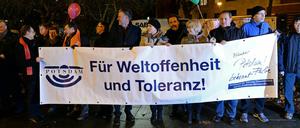 Ein Banner des Bündnisses "Potsdam bekennt Farbe" - bei einer Protestdemo gegen rechts.