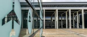 Vor dem Terminal des (geplanten) Hauptstadtflughafens Berlin Brandenburg Willy Brandt (BER).