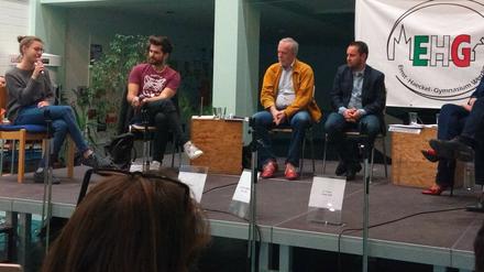 Im Gespräch. Tilo Jung mit einer Werderaner Schülerin.