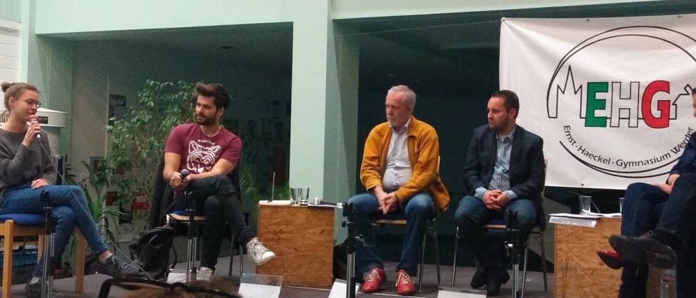 Im Gespräch. Tilo Jung mit einer Werderaner Schülerin.