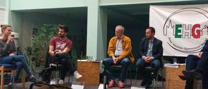 Im Gespräch. Tilo Jung mit einer Werderaner Schülerin.